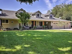 Mcminnville Wine Country Home w/ Hot Tub + Deck