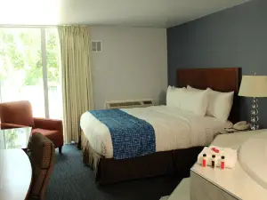 Travelodge by Wyndham Water’s Edge Hotel - Racine
