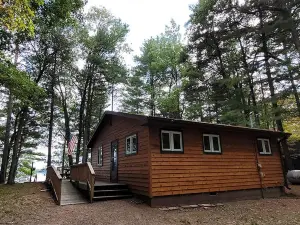 Cozy cabin on class A Musky Lake - Lake Big Sissabagama - Pet Friendly