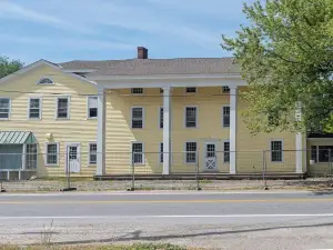 The Perfect Location!! Cozy Cottage in Grand River Valley's Wine Country!