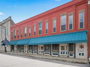 Crossroads Suite:  Steps Away from Historic Rt. 66 and Carthage Square