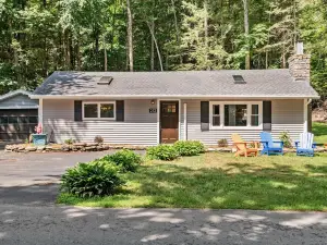 🌈 Bright and Charming Single-Family Home at Baxter Lake - 🐶 Dog Friendly 🧣