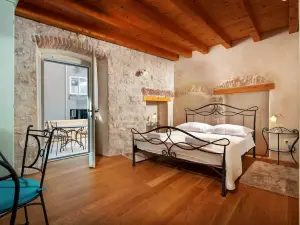 Villa Mama - Traditional Apartments in Omis, Free Parking