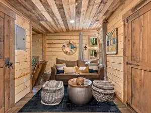 Pet-Friendly Treehouse - Amazonia - an exclusive experience in Red River Gorge, Kentucky!