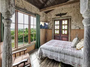 Cozy Retreat with Expansive Views and Rustic Charm - Enchanting Hideaway