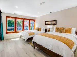 Historic downtown loft near shopping & restaurants with WiFi & full kitchen