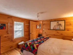 Hidden Cabin on Old Field Creek Quaint cottage near Boone with creek frontage