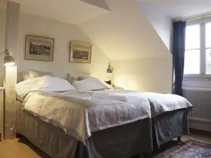 Lady Hamilton Apartments