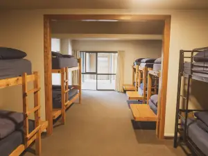 昏暗小屋背包客旅舍