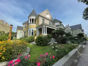 Munroe Inn Boutique Hotel