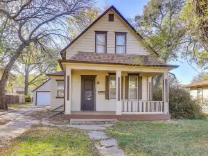 3 Mi to Golf - Beatrice Vacation Home!