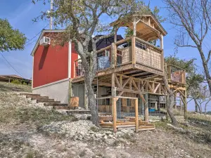 Kerrville Converted Barn Tiny Home w/ Kayaks!