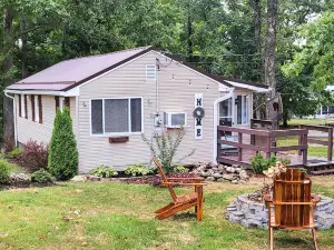Pet-Friendly Somerset Cottage Near Boat Ramps!