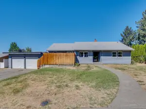 Yakima Home Rental Seasonal Outdoor Pool, Hot Tub