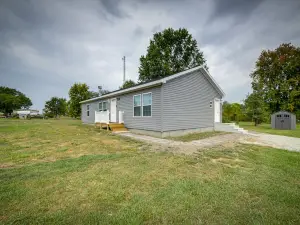 Efficiently Equipped Lewis Home: Deck & Gas Grill!