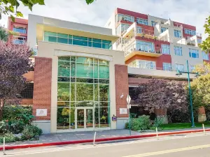 Centrally Located Emeryville Condo w/ Patio!