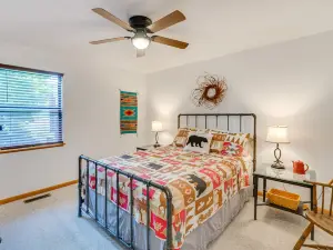 Murphy Cabin w/ Deck & Sweeping Mountain Views!