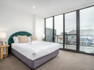 Roomy 2Br 2BA City-Centre Apt - Hosted by CanStay