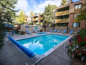 Riverfront 2 Br - Steps to Town - Pool & Hot Tub