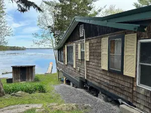 Small lakefront cottage on Black Lake with dock - can sleep 13
