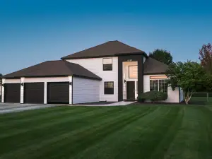 Modern home with hot tub/pool/wifi/office +