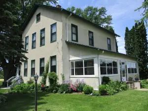 Cozy Country Historic Home - Clean,Spacious,Scenic - near Devil's Lake ,WI Dells