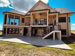 Ventura Manor grand 3 BR 3.5 BA house with fitness room, WIFI & pretty views.