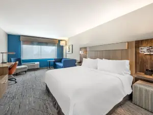 Holiday Inn Express & Suites NASHVILLE WEST END – UNIV AREA