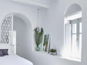 Living Theros Luxury Suites