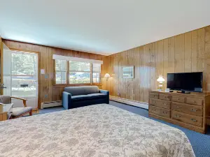 Cozy hotel-style suite right on the water, shared patio, free WiFi