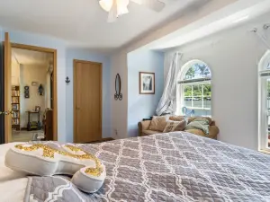 Fishing Dock and Scenic Sun Porch Views - Stunning Remote Haven