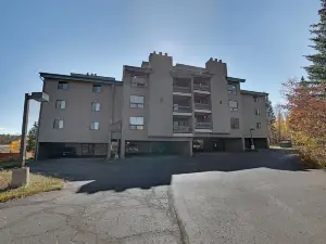 Breathtaking Mountain Views and Cozy Fireplace - Charming Outdoor Retreat