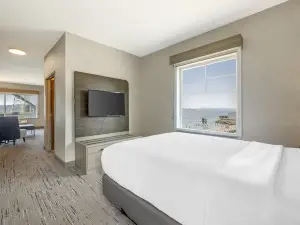 Holiday Inn Express & Suites Astoria