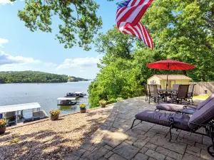 Lakeside Oasis Room for 12!