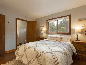 Clear Creek Blue Cabin w/ lake access & 9 acres!