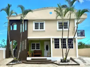 Cozy 2-bedroom apartment in beautiful Yauco with AC, WiFi