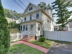 11 Mi to Manhattan: Pet-Friendly Duplex w/ Yard!