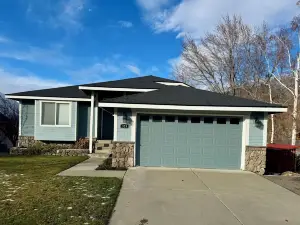 Sun Cove - Lake Entiat - 4 bedroom + fenced yard + Lake and Mountain views