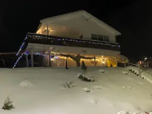 Charming 2-bedroom apartment in terrific Tromso with WiFi, close to the Airport.