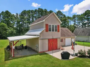 70" TV, Pool Table, Darts, 10 Minutes from Wildlife Boat Ramp + Board & Batten