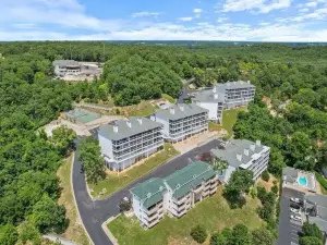 คอนโดสำหรับครอบครัว พร้อมสระว่ายน้ำ 2 สระและดาดฟ้าปรับปรุงใหม่ที่หมายเลข 14mm