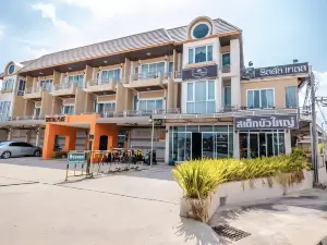 คริสตัล เพลส บัวใหญ่