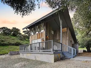 Private On Vineyard W/ Loft & Hill Views 2 Bedroom Cottage