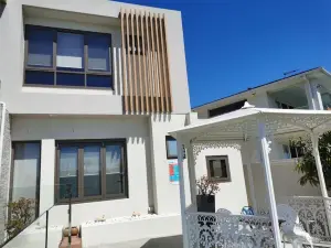 Serviced Waterfront Whole Villa Sydney