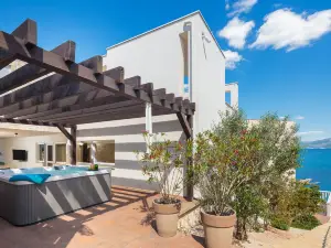 Luxury at Villa Cama - Your Dream Vacation Rental!