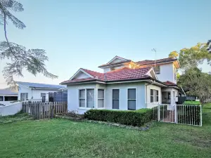 Comfy 4 Bedroms Corner House