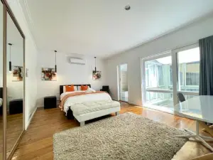 Capelink Beach House-Atop Prestigious Oliver's Hill