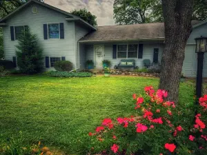 Delightful 5-bedroom house near Lake Delavan with AC, WiFi
