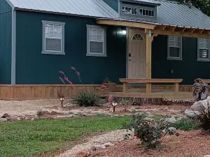 One bedroom cabin minutes from the Frio River and Garner State Park!