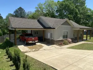One block from Main Street, short ride to Oxford, Enid, Sardis and Grenada Lakes